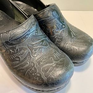 Dansko embossed leather clogs size 40 (9)